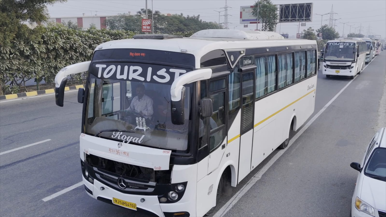 29 Seater Luxury Bus 